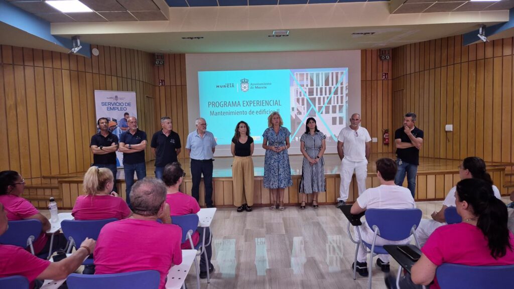 La concejal de Empleo del consistorio murciano, Mercedes Bernabé, durante un programa formativo / Ayuntamiento de Murcia.
