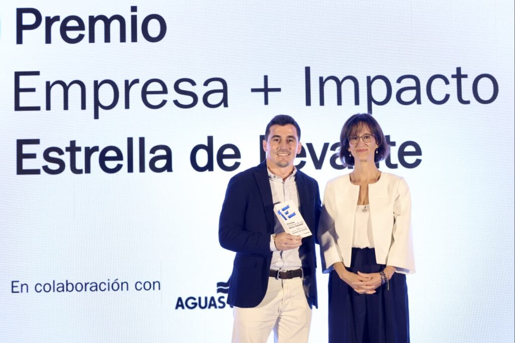 Imagen de la entrega de uno de los premios / Estrella de Levante.