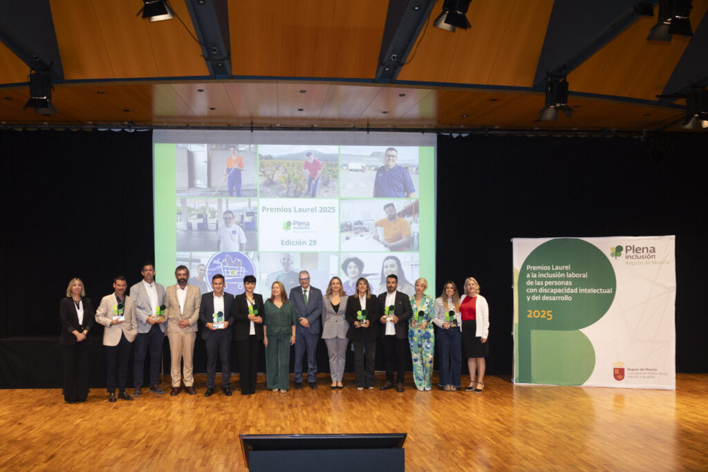 Foto de familia con los premiados / Plena Inclusión Región de Murcia.