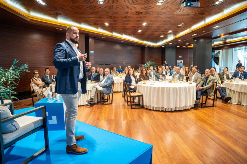 Panorámica de Eliseo Escámez y el público asistente a la ponencia / Raúl Alcántara.
