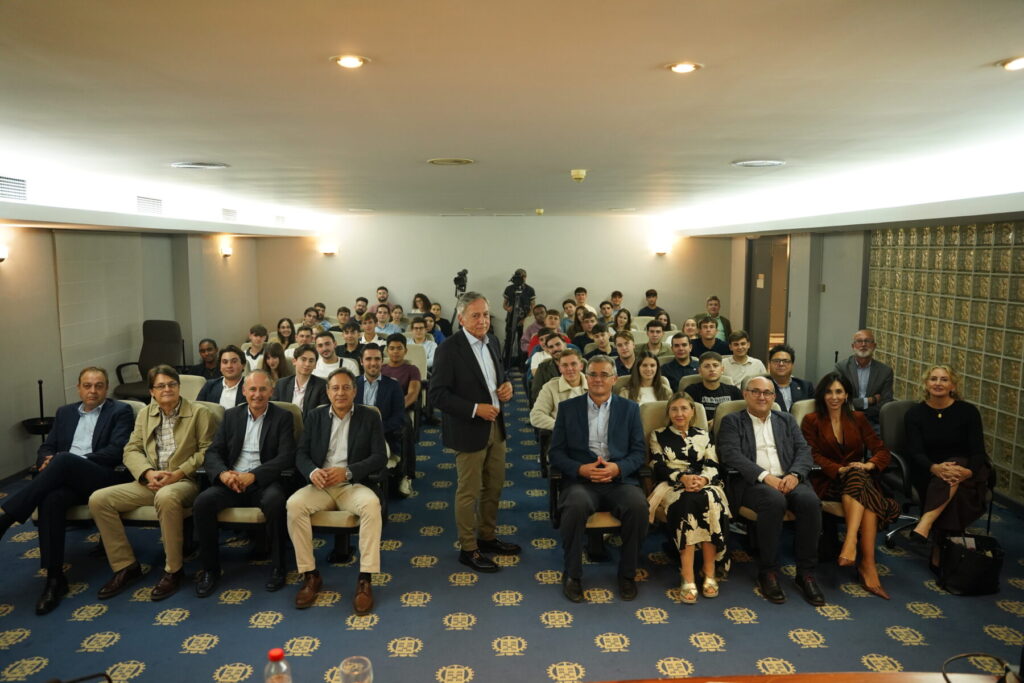 Foto de familia con el ponente y todos los asistentes / Raúl Alcántara.