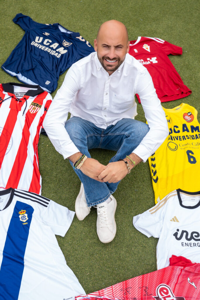 El protagonista junto a camisetas de los equipos que gestionan actualmente.