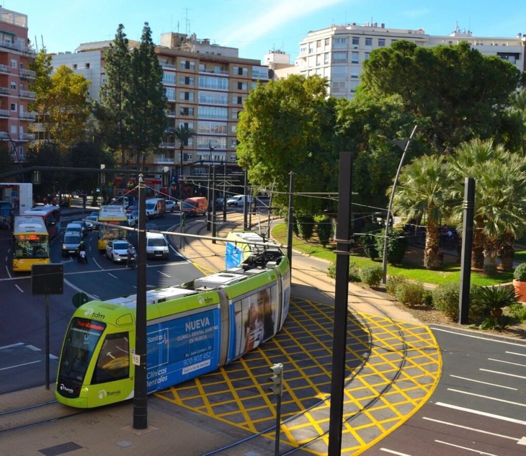 Tranvía de Murcia a su paso por la Plaza Circular / Ayuntamiento de Murcia.