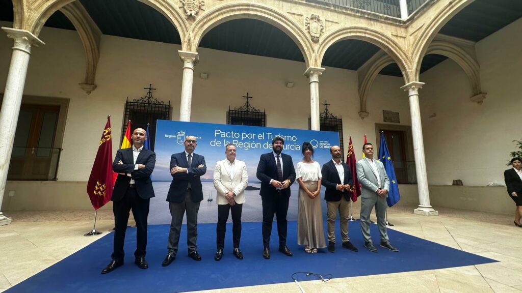 Foto de familia durante la edición anterior de la gala / HoyTú.