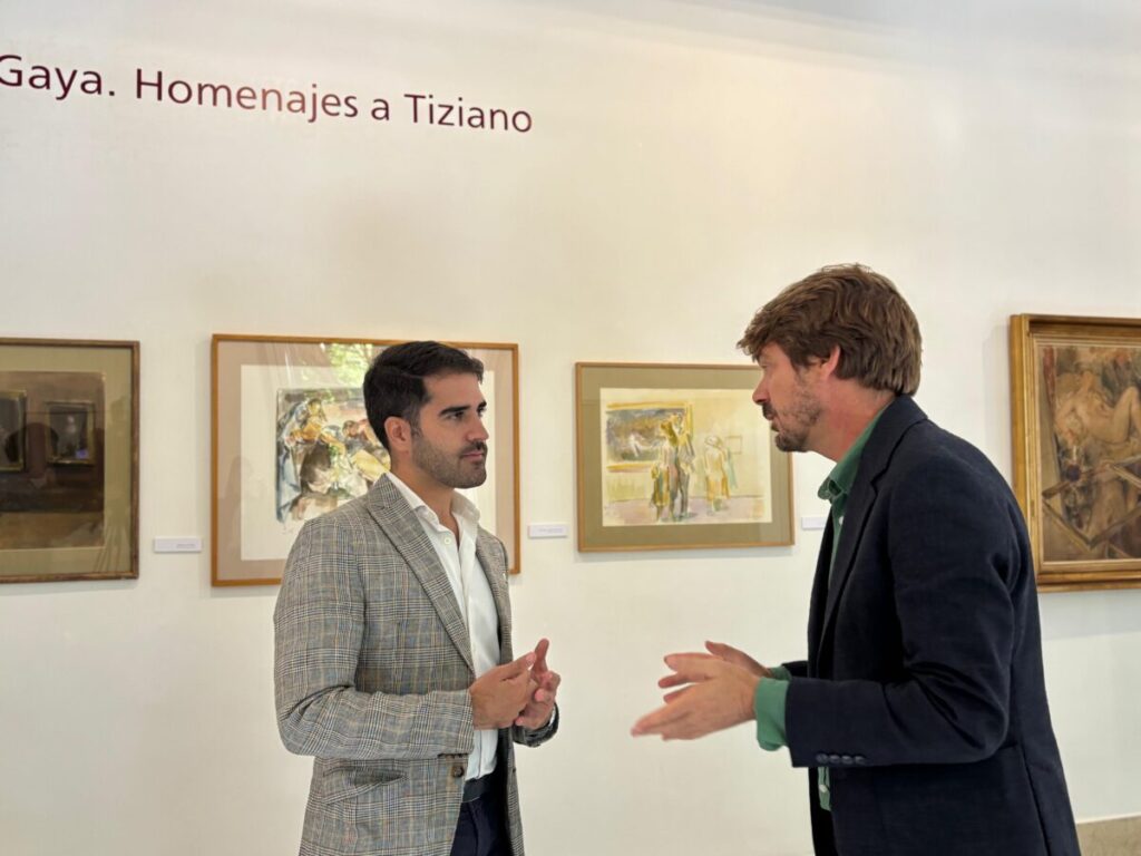 El concejal Diego avilés en la exposición / Ayuntamiento de Murcia.