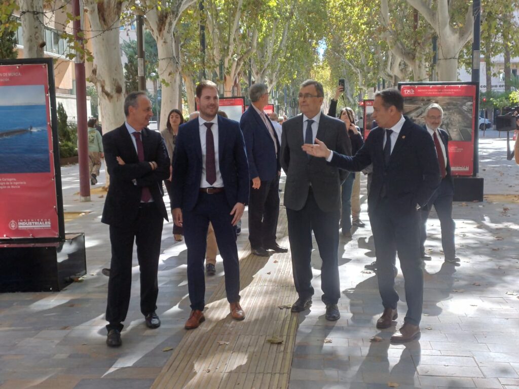 El director general de Industria, Federico Miralles, junto con el alcalde de Murcia, José Ballesta, el presidente del COIIRM, Marcos Mateos, y el vicedecano del colegio, Javier Celdrán, en la inauguración de la exposición fotográfica 175 aniversario del colegio / CARM.