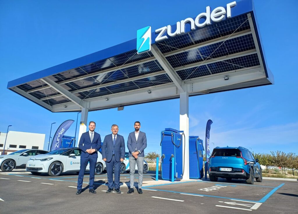 El consejero Juan María Vázquez junto al director de proyectos de Zunder, Roberto Vaquero, en la inauguración de la estación de carga ultrarrápida de la empresa en Lo Jurado / CARM.