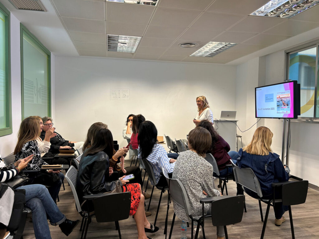 Imagen de una reunión preparatoria de la delegación regional de empresarias que viajará a Madrid / CARM.