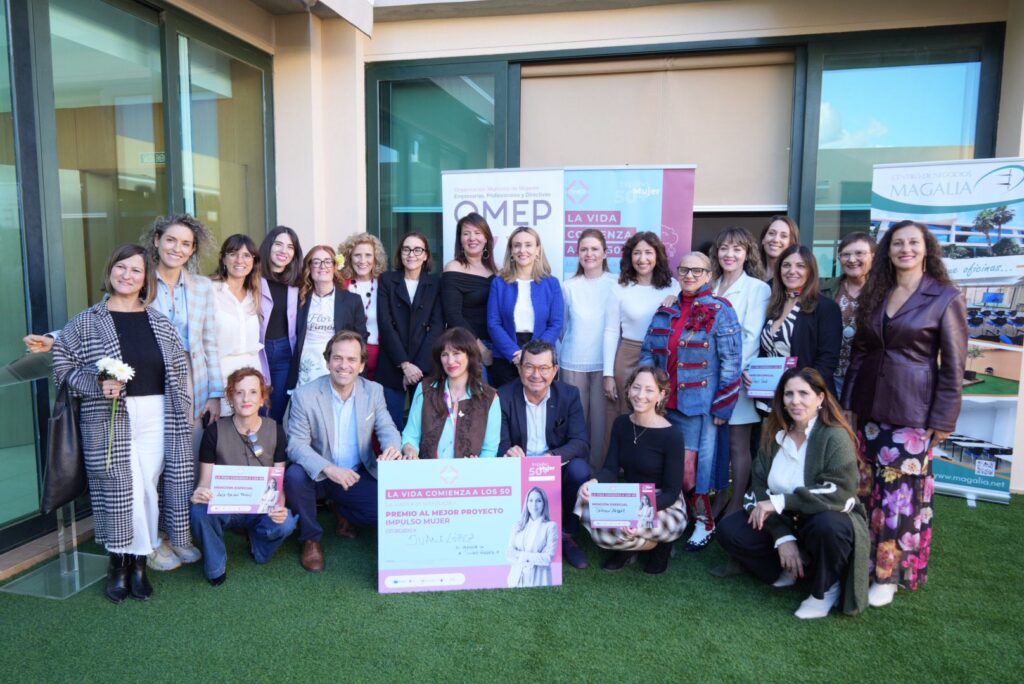 Imagen de las participantes en la entrega del reconocimiento / CARM.