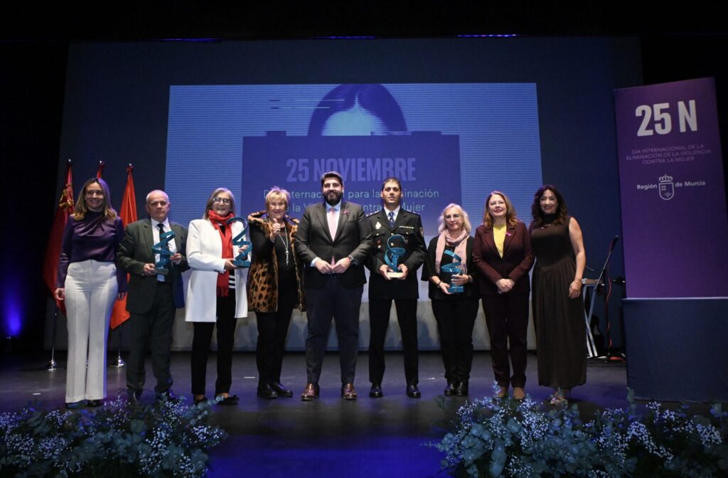 Foto de familia con los premiados / CARM.