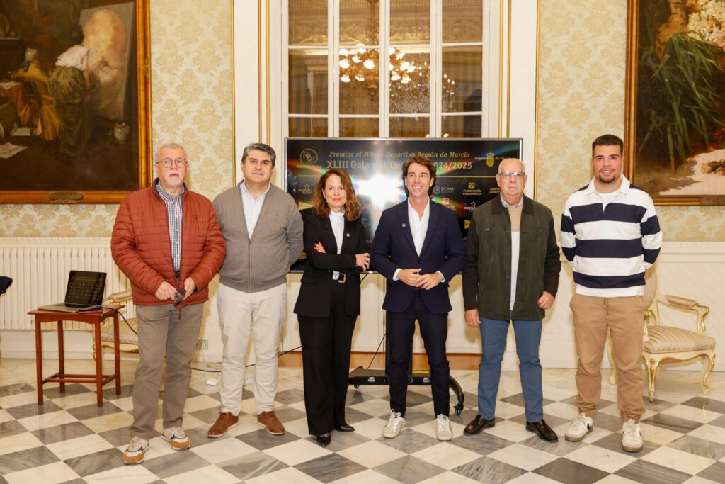 El director general de Deportes, Fran Sánchez, con la presidente de la Asociación de la Prensa Deportiva, Carmen Riansares, y miembros del jurado / CARM.