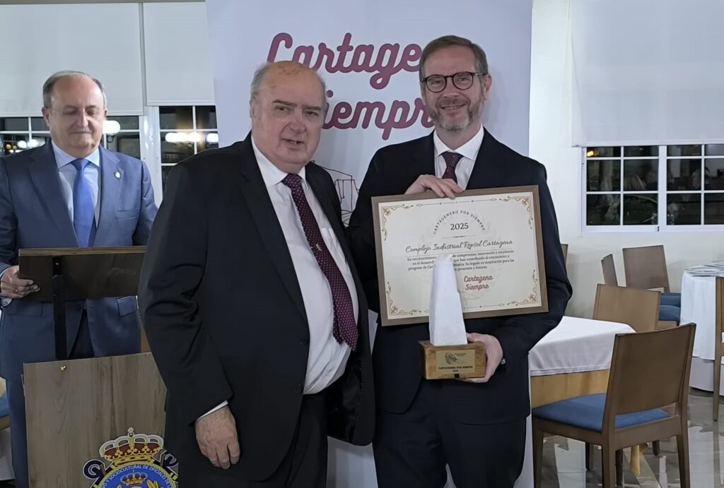 Imagen de Rafael Quesada recibiendo el reconocimiento / JR Comunicación y Protocolo.