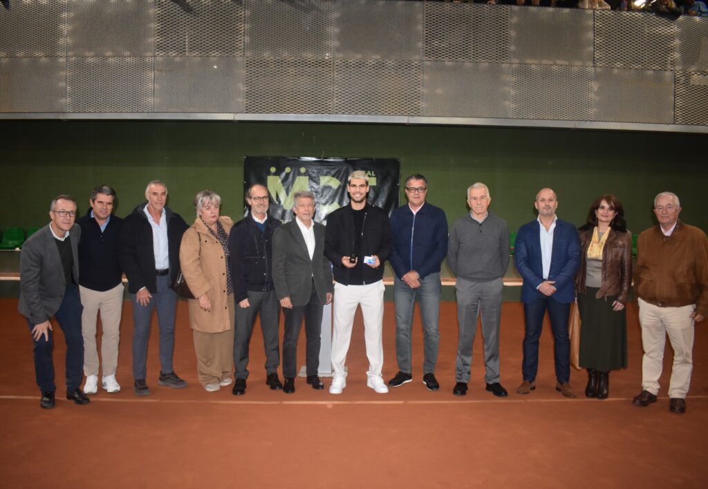Carlos Alcaraz durante la entrega del reconocimiento junto a la junta directiva del club / Portavoz.