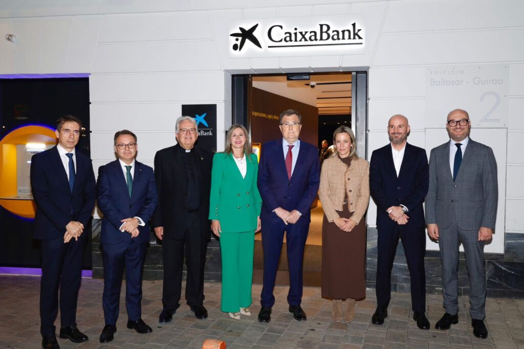 Foto de familia en la inauguración / CaixaBank.