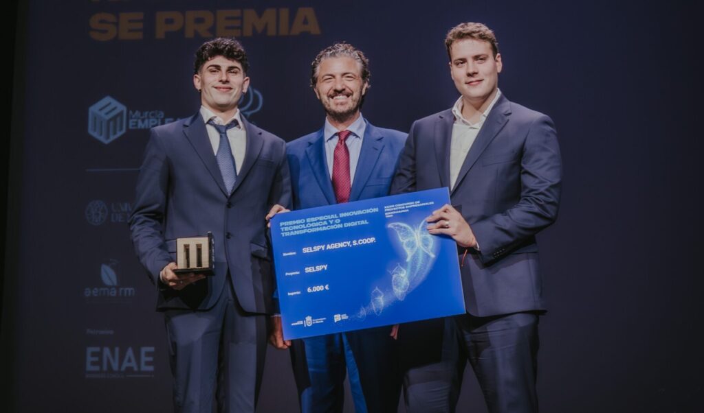Raúl Díaz Tapia (izquierda) y Jesús Martínez Coll (derecha) recogiendo el galardón del XXXIII Concurso de Proyectos Empresariales Murcia 1200 de manos del presidente de FREMM, Alfonso Hernández Zapata / Selspy.