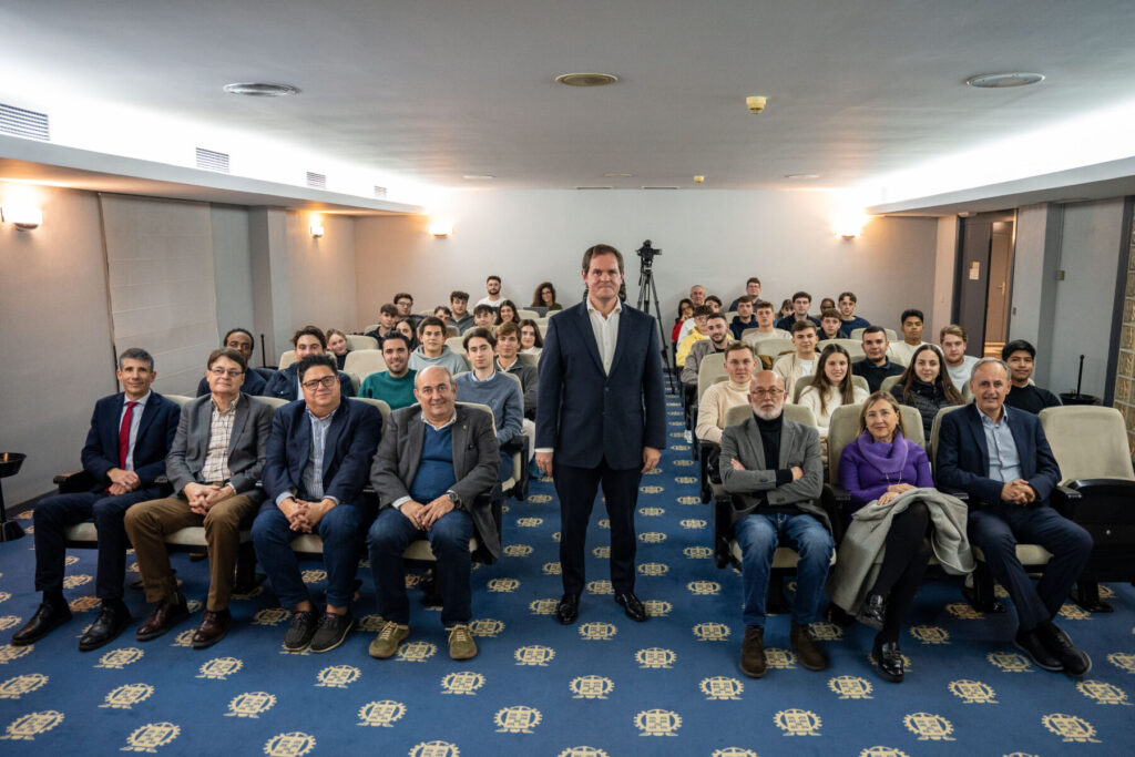 Foto de familia de los estudiantes con el CEO / Raúl Alcántara.