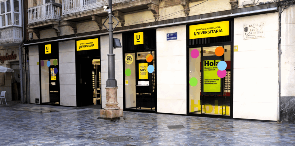 Fachada del nuevo establecimiento / Óptica & Audiología Universitaria.