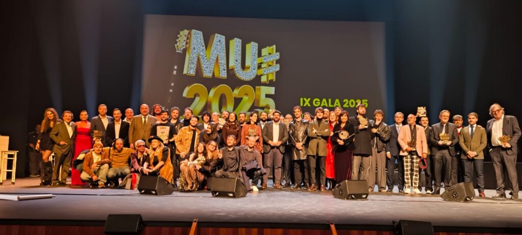 Foto de familia con los premiados / Hay un Tigre Detrás de Ti.