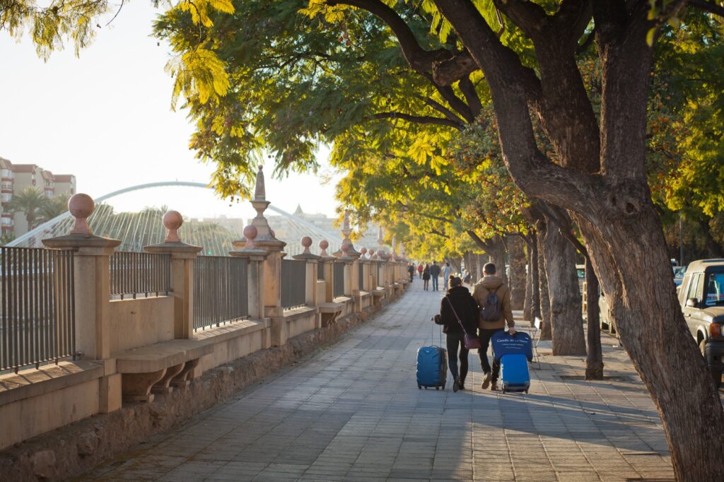 Dos turistas caminando a orillas del Segura con sus maletas / CARM.