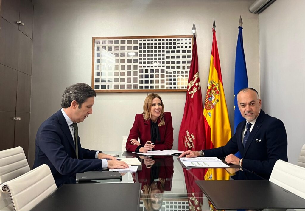 La consejera de Empresa, Marisa López Aragón, junto con el director general de Autónomos, Antonio Pasqual del Riquelme, y el presidente de ATA, Francisco Casado, durante la reunión / CARM.