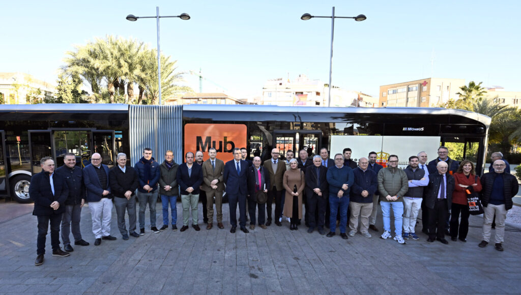 Foto de familia en la presentación de la red intermodal / Ayuntamiento de Murcia.