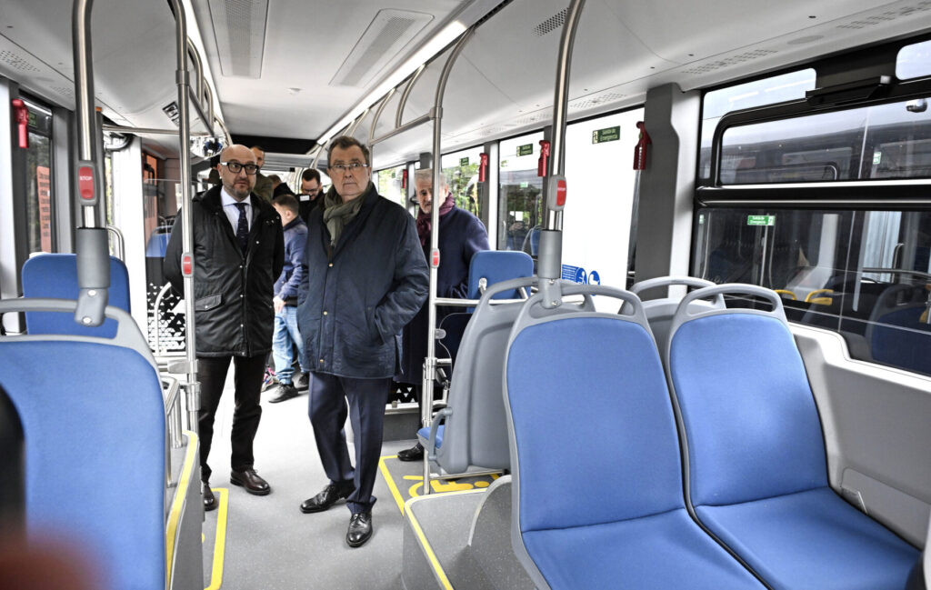 Eol alcalde de Murcia, José Ballesta, y el concejal de Movilidad, José Francisco Muñoz, en el interior de un tranvibús / Ayuntamiento de Murcia.