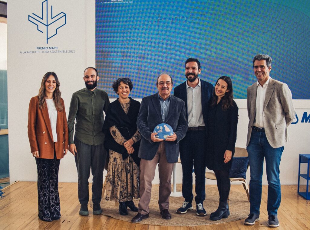 Foto del equipo de Santa-Cruz Arquitectura con el premio / ©Premios Mapei.