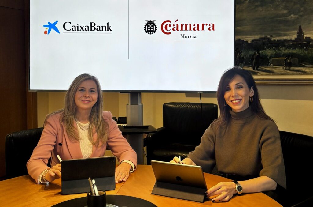 Firma del convenio con la directora territorial de CaixaBank en la Comunidad Valenciana y Región de Murcia, Olga García, y la presidenta de la Cámara de Comercio de Murcia, Miryam Fuertes / Cámara de Comercio de Murcia.