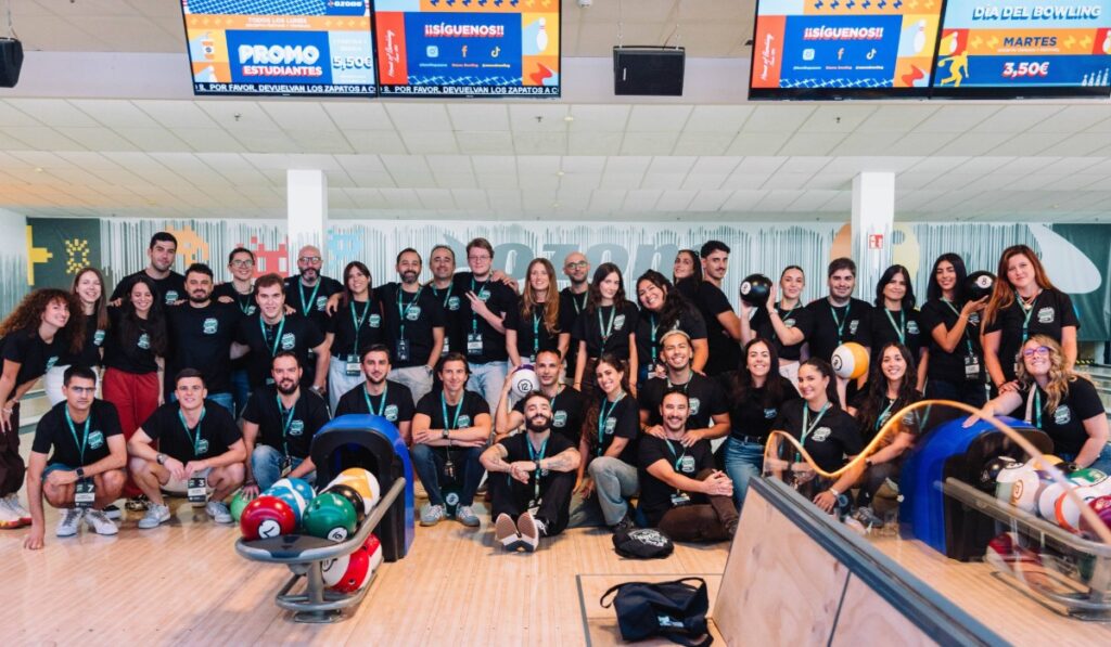 Equipo de Grupo Orenes en una actividad fuera de la empresa / Grupo Orenes.