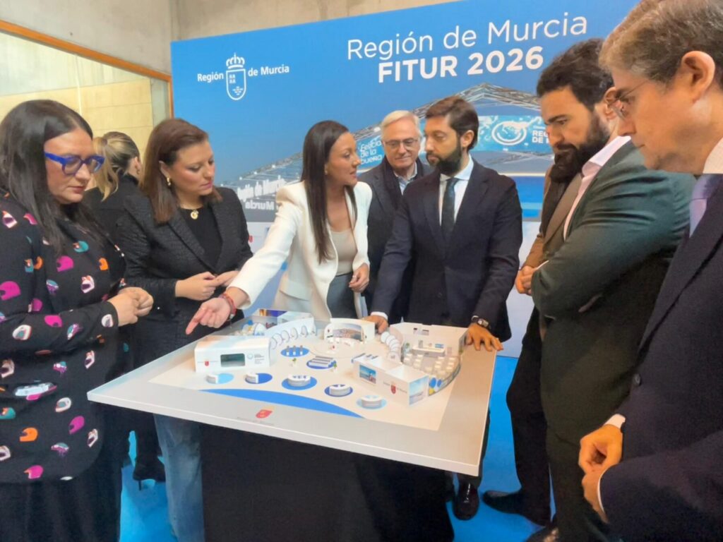La consejera Carmen Conesa con los directores generales del ámbito turístico y algunos alcaldes asistentes al acto de presentación de Fitur 2026, contemplando la maqueta del estand regional / CARM.