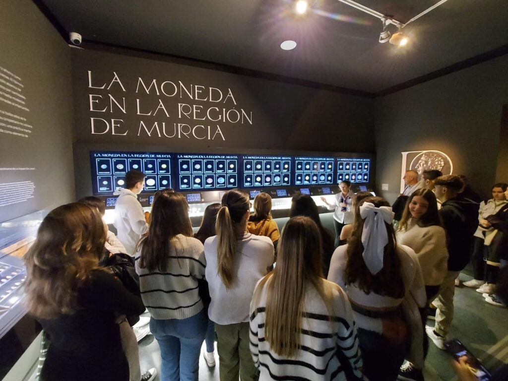 Alumnos durante una de las visitas gestionadas por la red de museos / CARM.