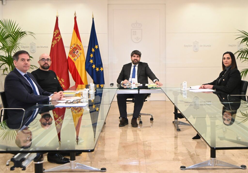 El jefe del Ejecutivo regional, Fernando López Miras, reunido con el nuevo presidente de Ailimpo, Joaquín Rubio (segundo por la izquierda) / CARM.