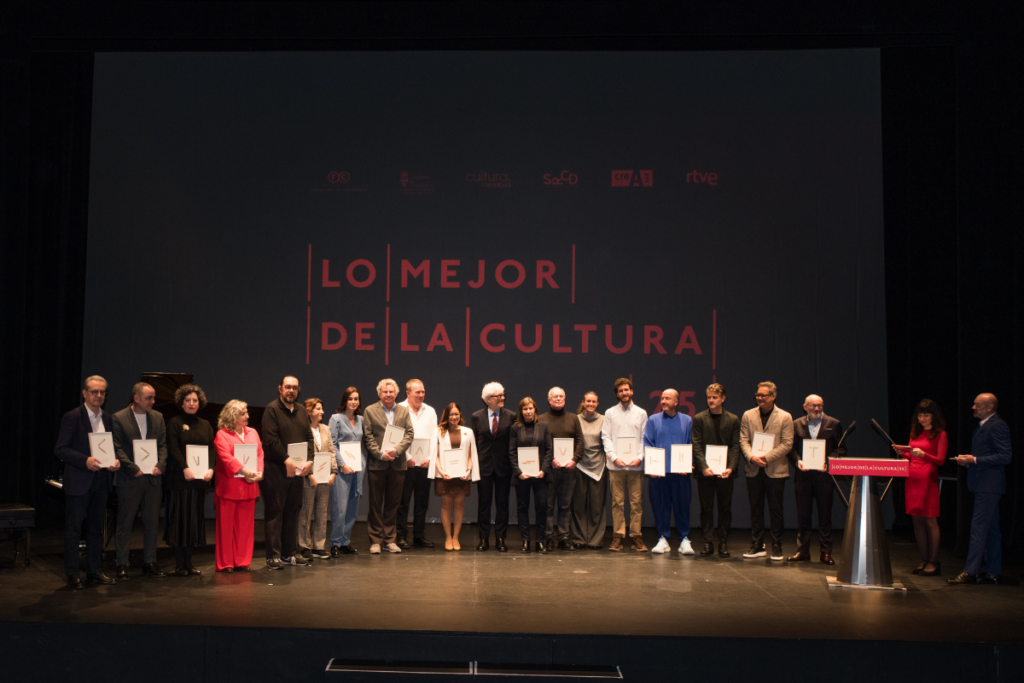 Foto de familia durante la entrega de insignias / Ayuntamiento de Cartagena.