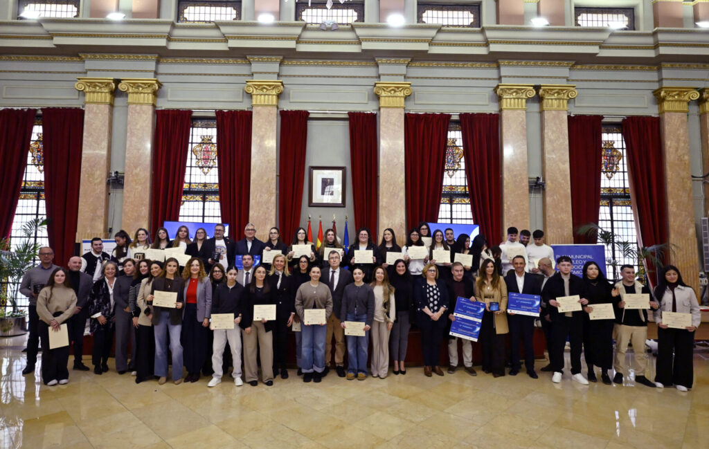 Imagen de familia con los ganadores del III Concurso Emprende Joven. Edición Murcia 1200 / Ayuntamiento de Murcia.