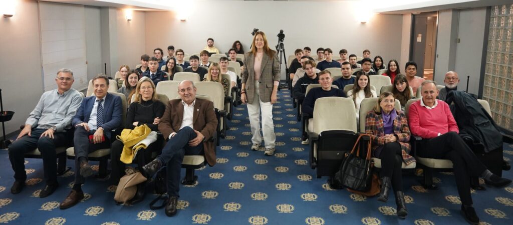 Imagen de familia con los estudiantes participantes en el sexto CEO University / Raúl Alcántara.
