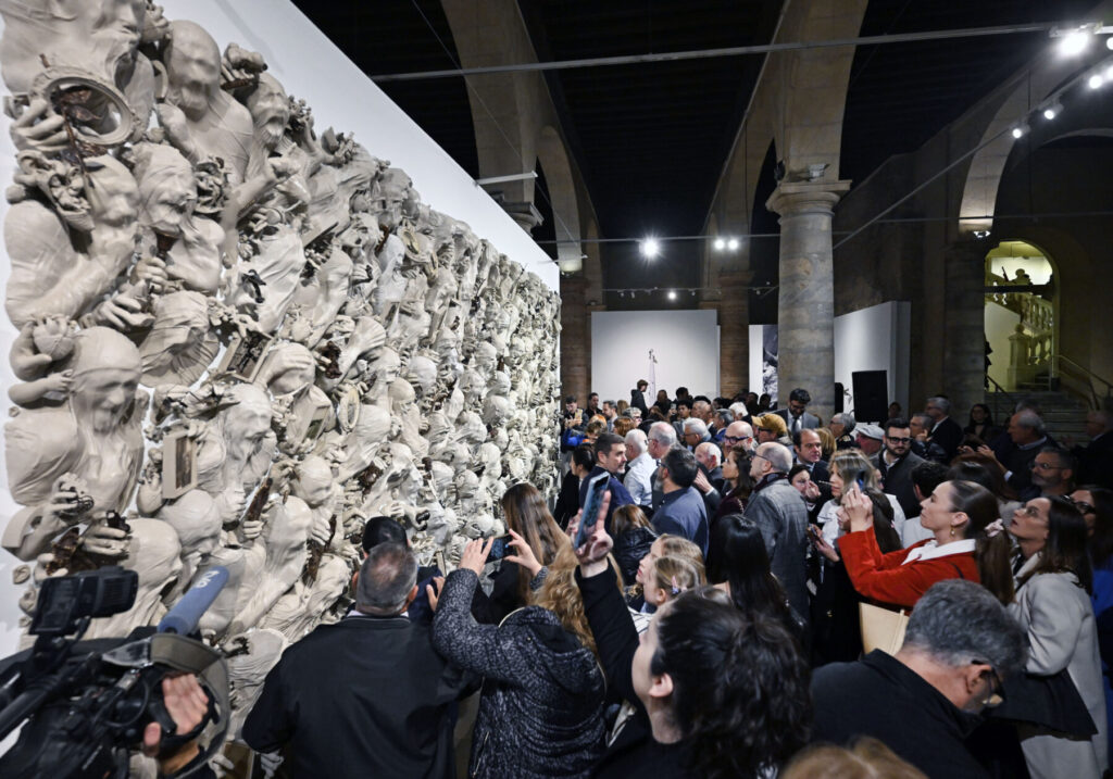 Una multitud se concentra en la inauguración de la exposición / Fundac Lidó Rico.
