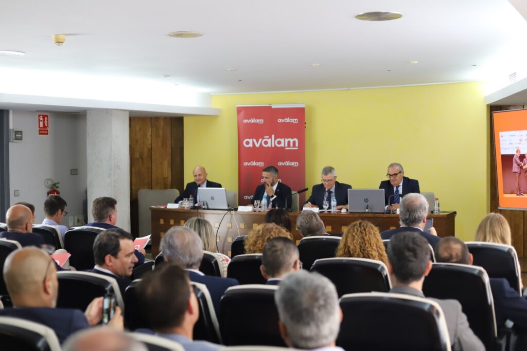 Un grupo numeroso de personas asiste a la última junta general de Aválam / Portavoz.