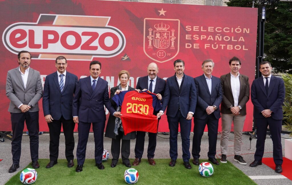 Directivos de la RFEF y de El Pozo Alimentación, durante la presentación del acuerdo entre ambas organizaciones / Grupo Fuertes.