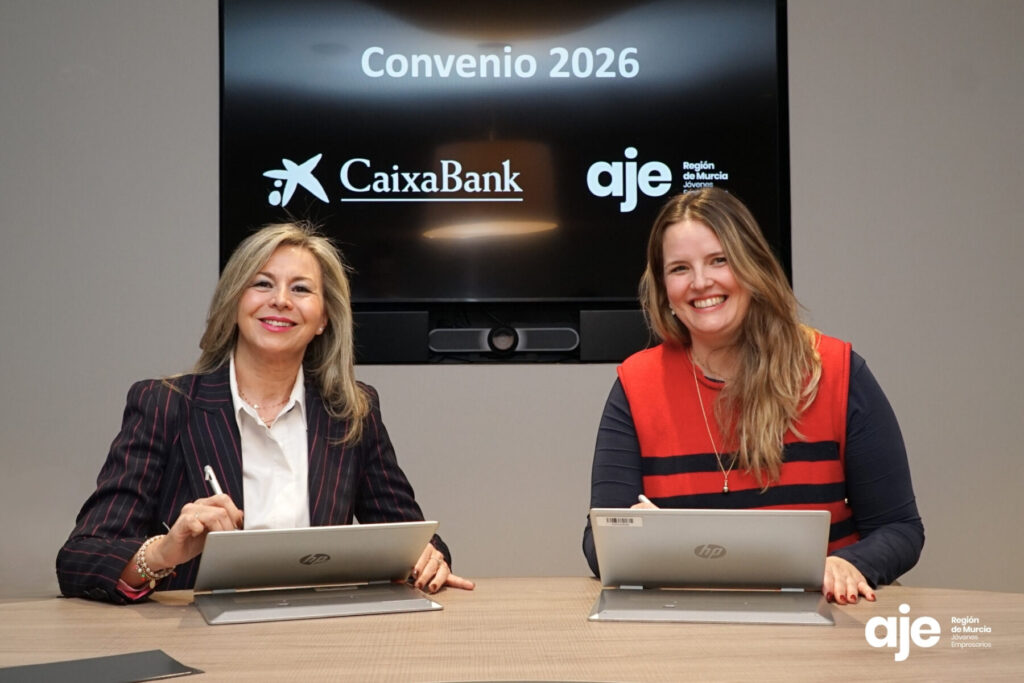Imagen de Olga García y Almudena Abellán durante la firma del convenio / CaixaBank.