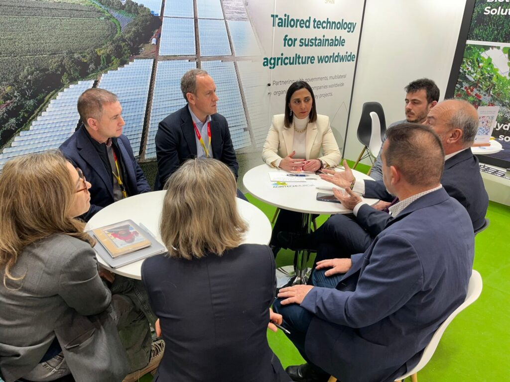 Imagen de la consejera Sara Rubira en una reunión con empresas de tecnología agrícola celebrada en la feria Fruit Logística / CARM.