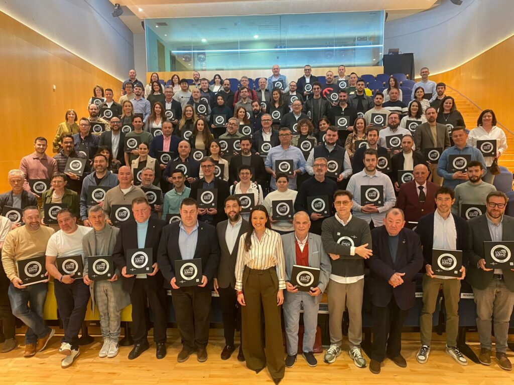 La consejera Carmen Conesa y el director del Instituto de Turismo, Juan Francisco Martínez, con los representantes de los establecimientos acreditados / CARM.