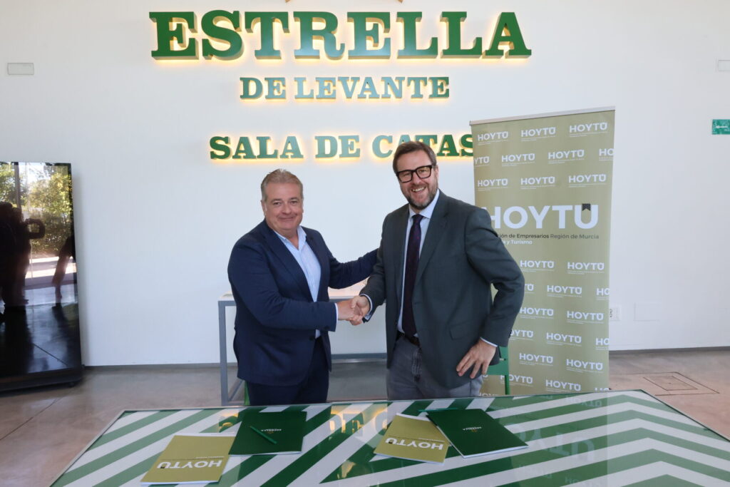 Imagen del apretón de manos tras la firma de la renovación / Estrella de Levante.