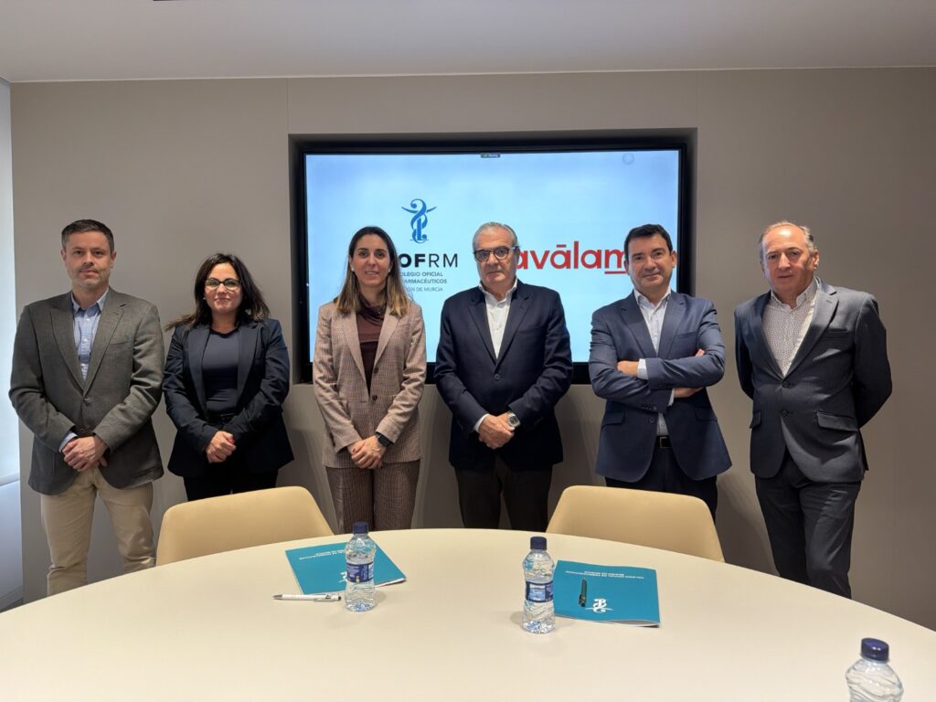 La presidenta del COFRM, Paula Payá Peñalver, y el director general de Aválam, Luis Martínez de Salas, en el centro, tras la firma / Aválam.