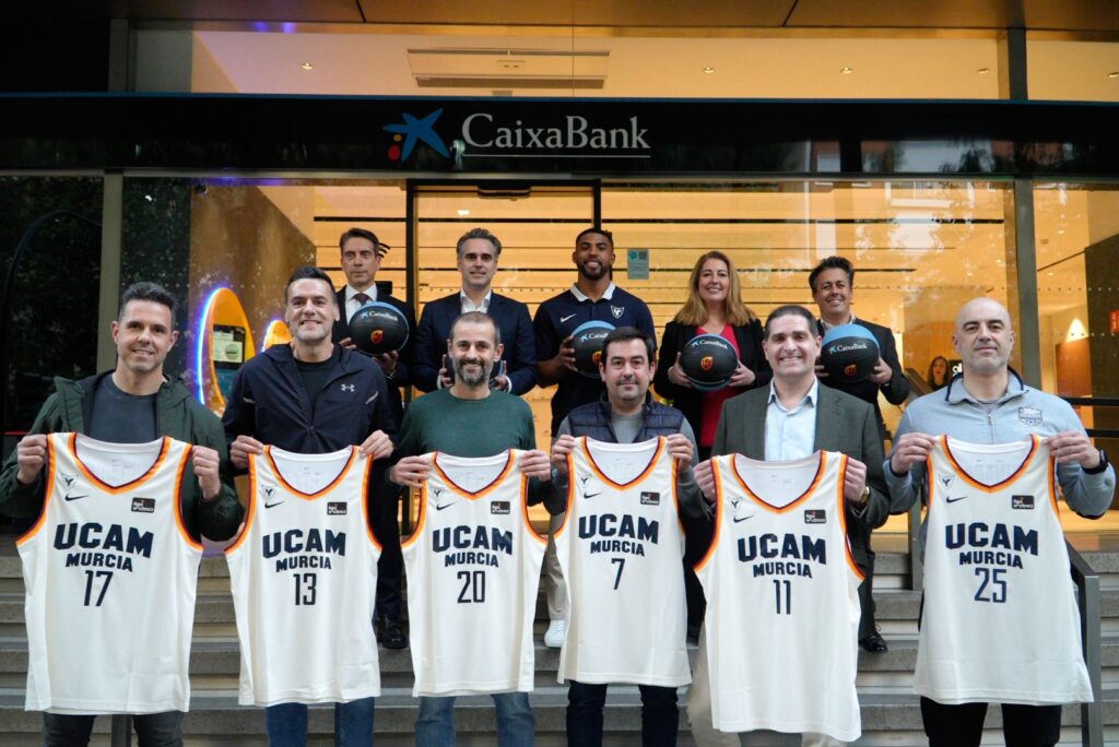 Entrega de camisetas a los aficionados que representarán al UCAM Murcia en el Partido de las Aficiones de CaixaBank / CaixaBank.