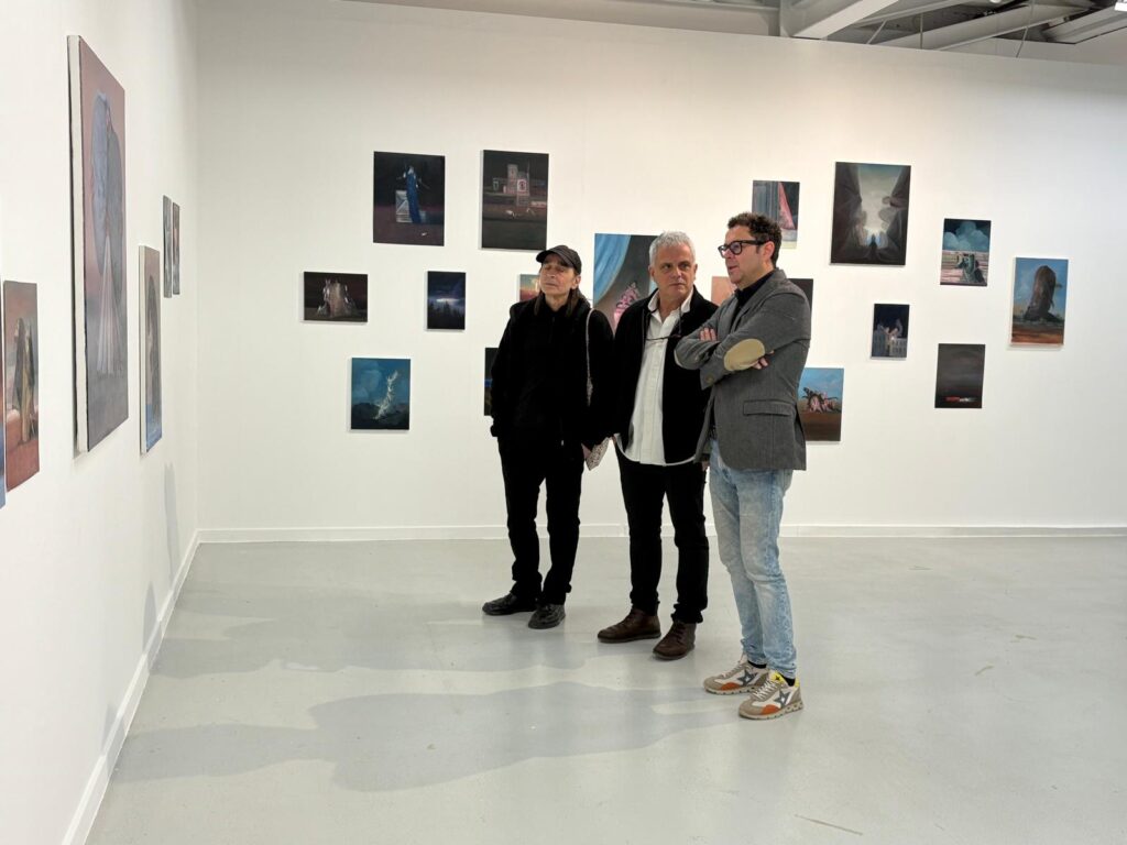 Imagen de la visita del director general del Instituto de las Industrias Culturales y las Artes, Manuel Cebrián, a la exposición 'Crisálida', del artista Joseba Eskubi / CARM.