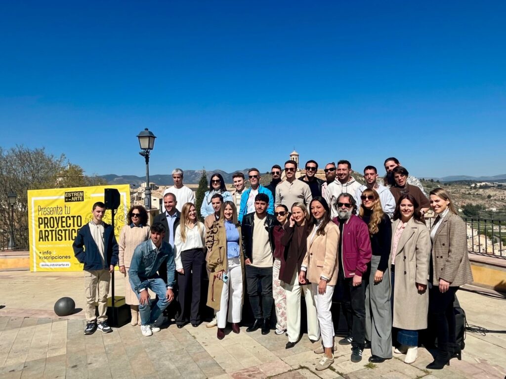 La consejera Carmen Conesa, con la alcaldesa de Cehegín, directora de Juventud, comité de expertos, organización y jóvenes artistas en la presentación / CARM.