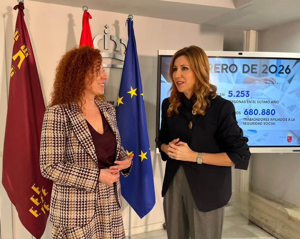 La consejera Marisa López Aragón junto a la directora general del SEF, Pilar Valero, durante la rueda de prensa / CARM.