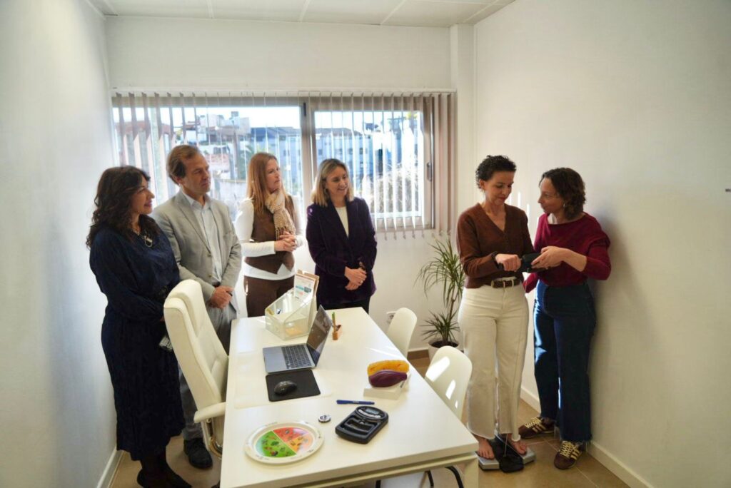 La consejera de Política Social, Familias e Igualdad, Conchita Ruiz, durante la visita al proyecto empresarial de una de las participantes del programa regional 'Impulso Mujer +50' / CARM.