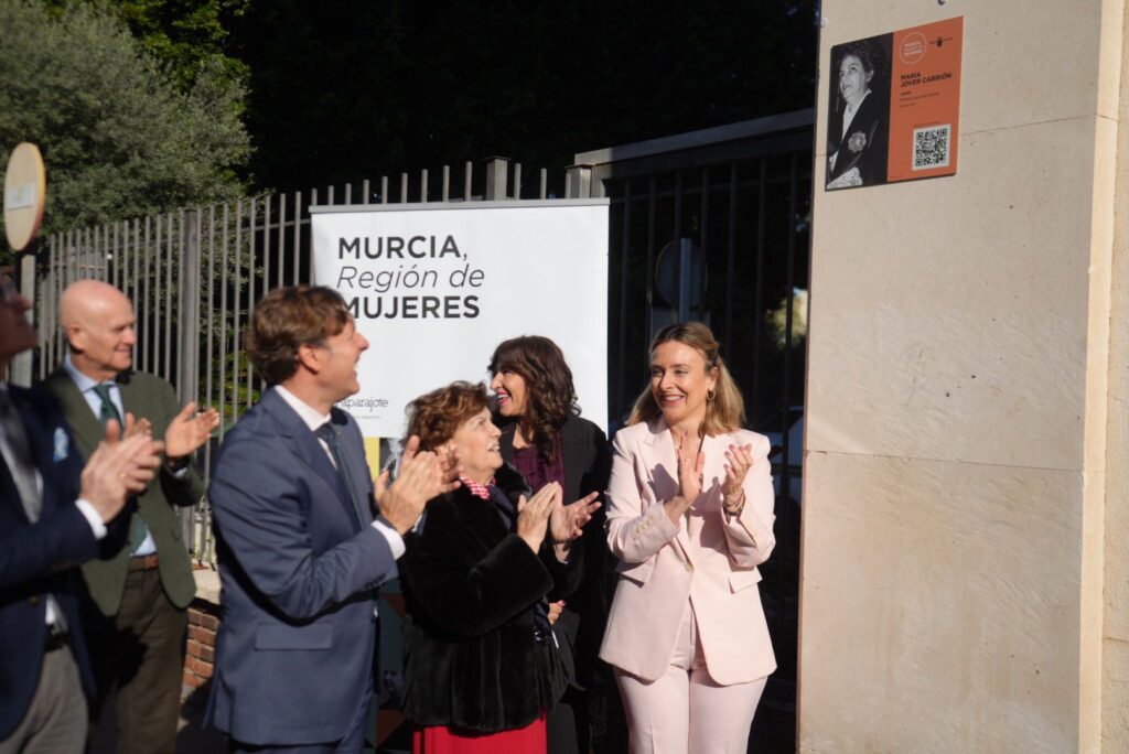 La consejera Conchita Ruiz junto con el presidente del Tribunal Superior de Justicia de Murcia, Manuel Luna, y la jueza María Jover, en el acto de colocación de la placa dedicada a esta jurista / CARM.