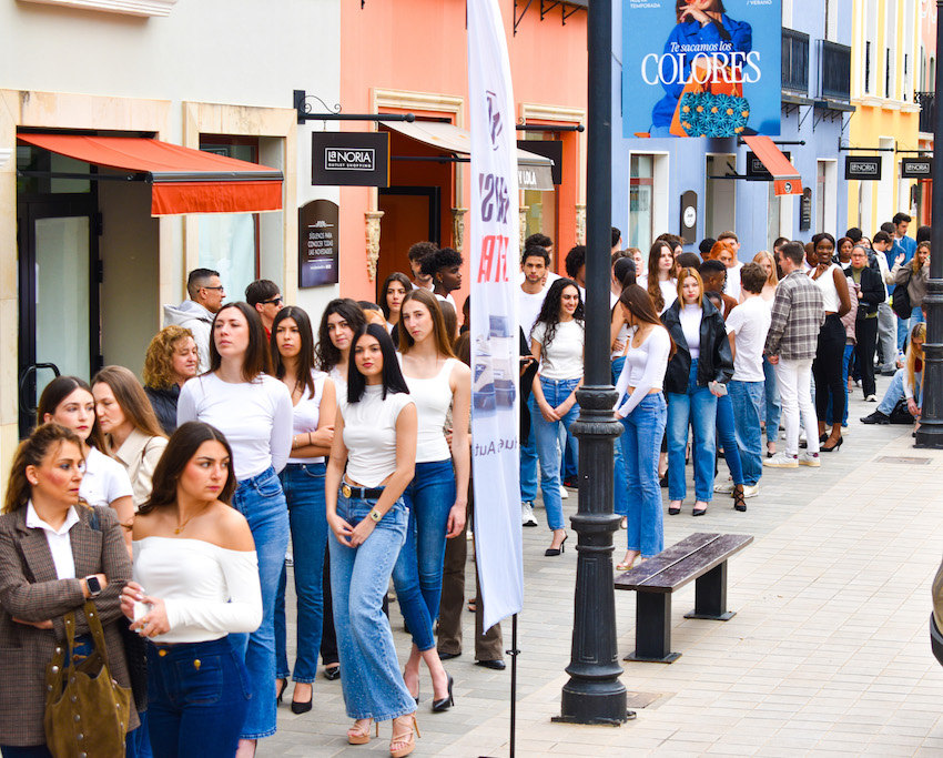 Colas de aspirantes / Lalumier.